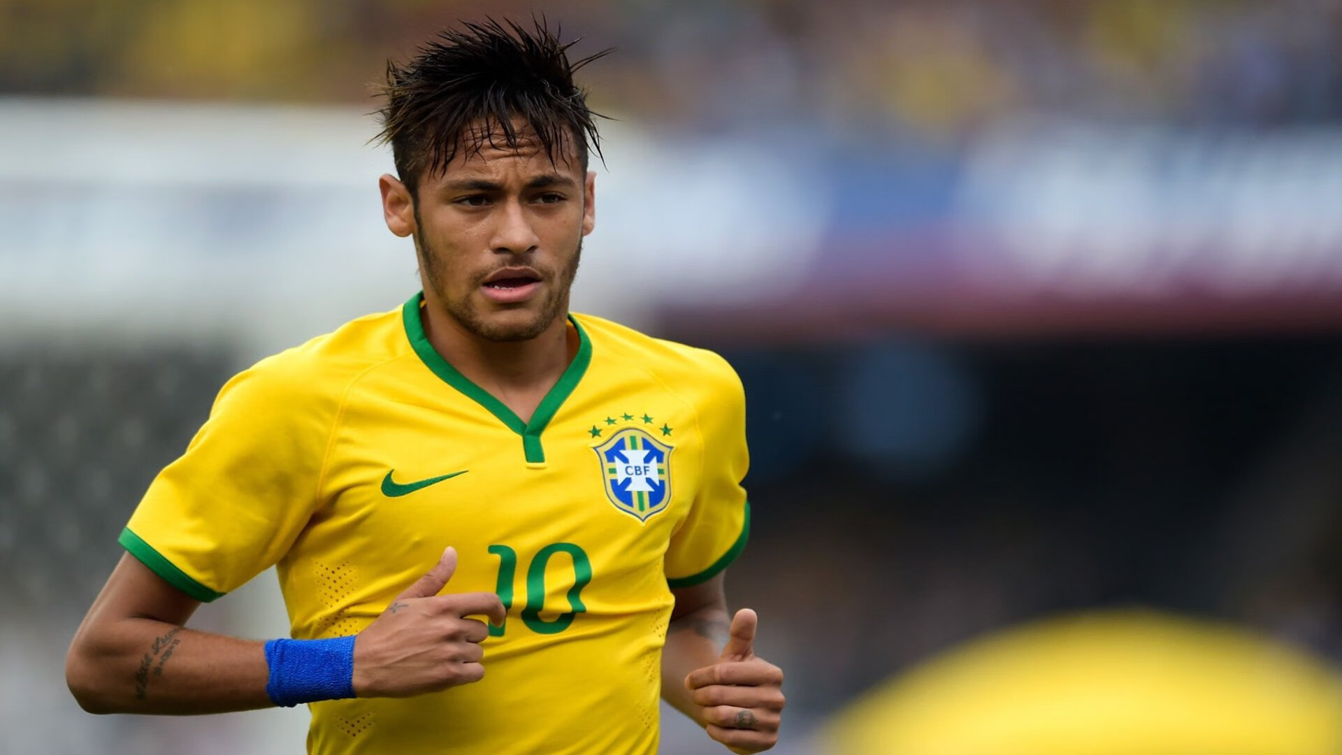 未来世界足球比赛将融合增强现实技术，沉浸式体验提升，未来的足球可能长什么样